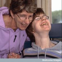 una madre con su hija con parálisis cerebral